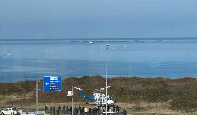 Trabzon’da sahil yolu kenarına acil iniş yapan helikopter korkuttu