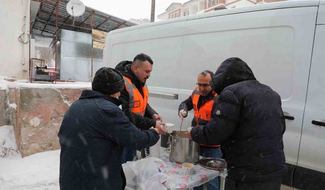 Ucuz et kuyruğunda sıcak çorba ikramı