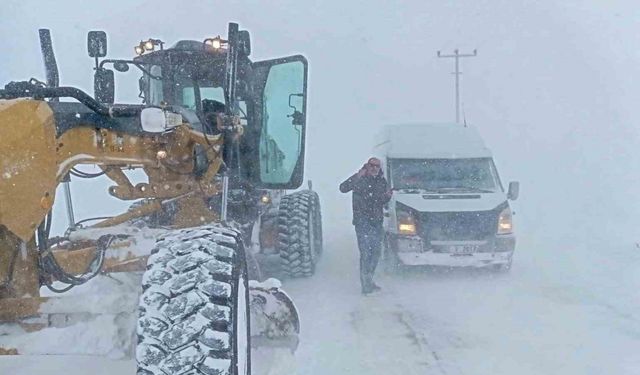 Van Büyükşehir Belediyesi’nin kar mesaisi