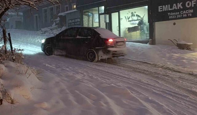 Van’da yoğun kar yağışı nedeniyle uçak seferleri iptal edildi