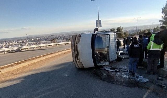 Virajı alamayan kamyonet devrildi