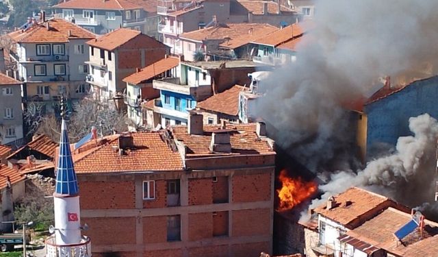 Yaşlı kadının evi yangında kullanılamaz hale geldi