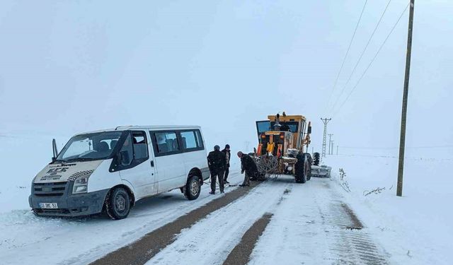 Yolda kalan araçlar belediye ekipleri tarafından kurtarıldı