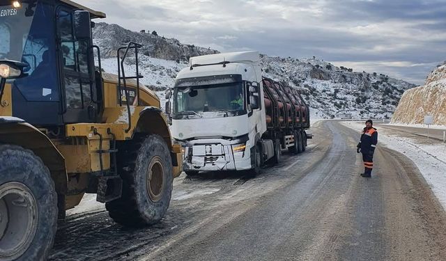 Yolda kalan araçları iş makineleri çekti