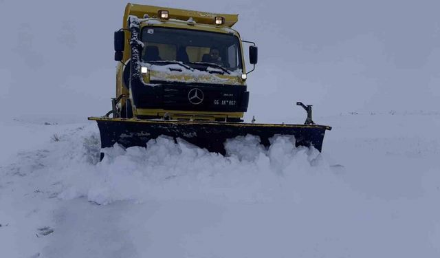 Yozgat’ta İl Özel İdare ekipleri kar temizleme çalışmalarına aralıksız devam ediyor