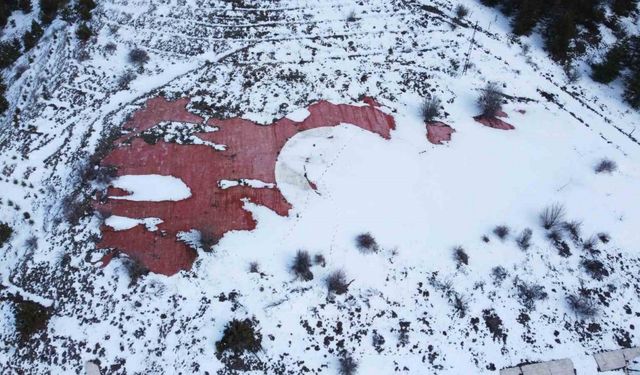 Yozgat’ta kar altındaki dev Türk Bayrağı havadan görüntülendi