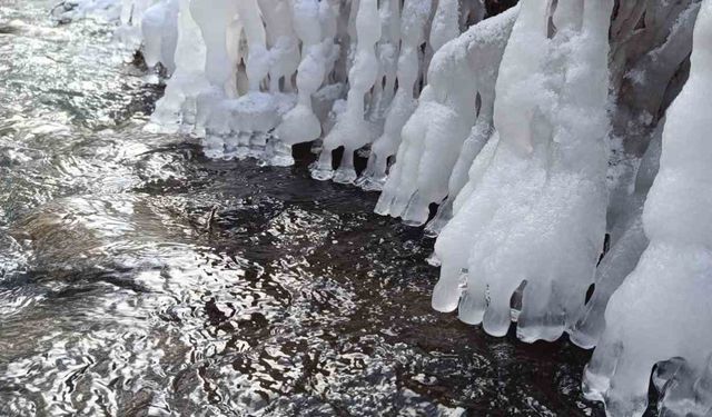 Yozgat’ta nehirdeki buzlar ayak parmaklarına benzetildi