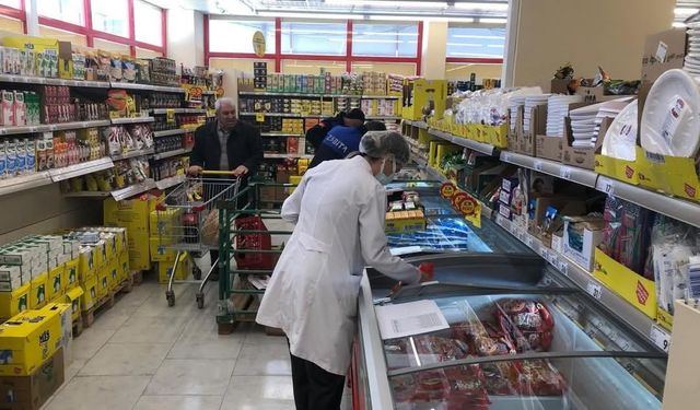 Zabıta ekipleri marketlerde ürün denetledi