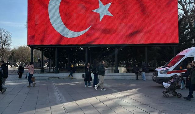 Ankara’daki Dev Ekranlar, Türk Bayraklarıyla Donatıldı