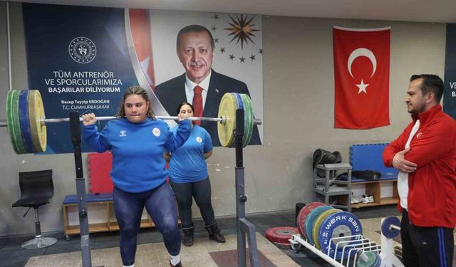15 yaşındaki Sudenaz ve Neriman, halterde milli sporcu olmayı hedefliyor