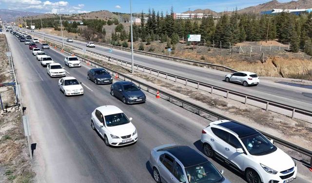 43 ilin geçiş güzergahında bayram günü yoğun trafik: Denetimler havadan ve karadan sürüyor