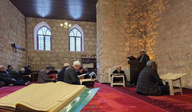 9 asırlık camide mukabele geleneği devam ediyor
