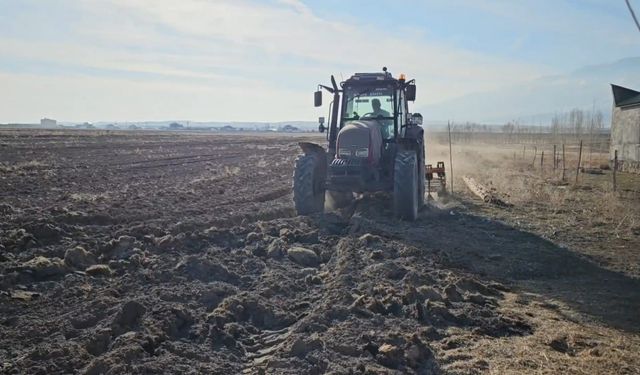 Adilcevaz’da arpa ekimi başladı