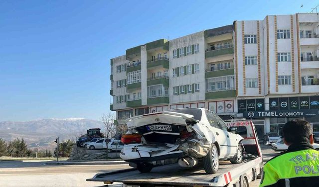 Adıyaman’da 2 otomobil çarpıştı: 2 yaralı