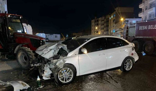 Adıyaman’da kamyonet ile otomobil çarpıştı: 4 yaralı