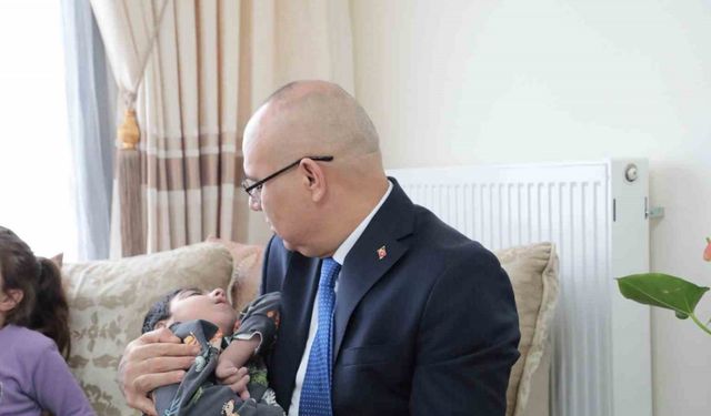 Ağrı Valisi Koç, epilepsi hastası Selçuk Eymen’i evinde ziyaret etti