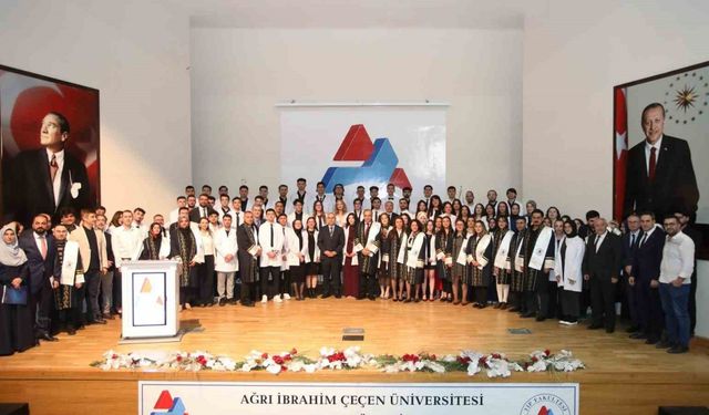 AİÇÜ tıp fakültesi öğrencileri beyaz önlük giydi