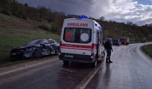 Amasya’da 2 otomobil çarpıştı: 3 yaralı