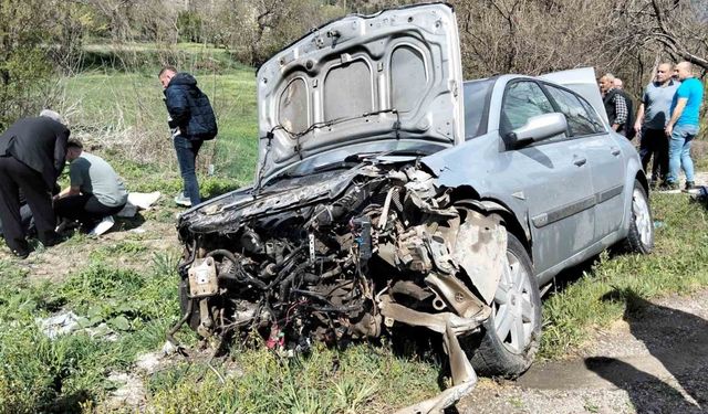 Amasya’da otomobil bariyerlere çarptı: 2 yaralı