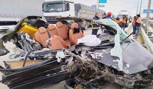 Amasya’da tıra çarpan otomobil parçalandı, 4 kişilik aile ölümden döndü
