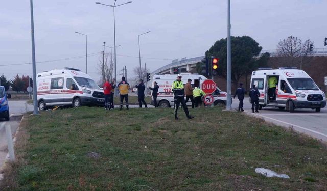 Ambulansla otomobilin çarpıştığı kaza kamerada