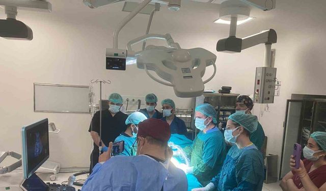 Anne karnında ölen ve yaşayan kardeşler doğum olana kadar birlikte kalacak
