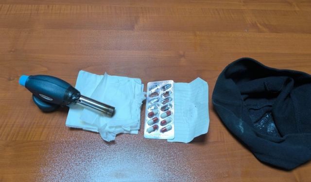 Aracın motoruna saklanan uyuşturucu polisin dikkatinden kaçmadı