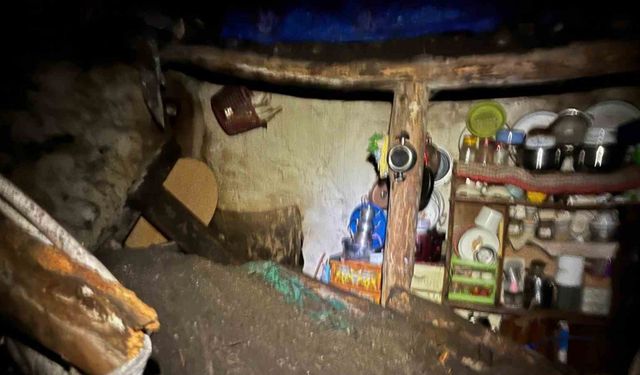 Ardahan’da toprak damlı ev çöktü: 1 yaralı