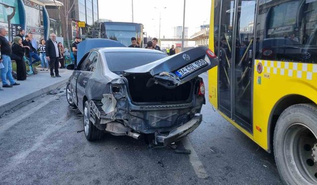 Avcılar’da otomobil önce İETT otobüsüne sonra bariyerlere çarptı: 2 yaralı