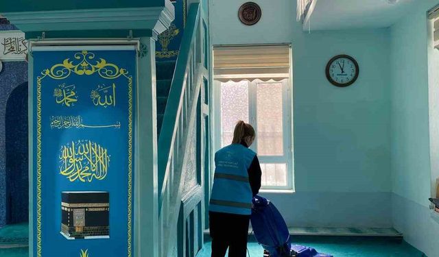 Babaeski’de gönüllü üniversiteliler cami temizliği yaptı