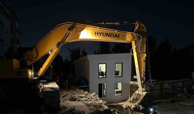 Bahçelievler’de inşaat sırasında yolda kısmi çökme yaşandı