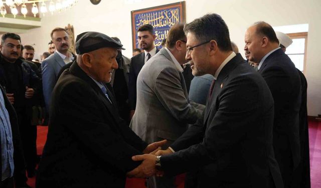 Bakan Yumaklı, bayram namazı sonrasında vatandaşlarla bayramlaştı
