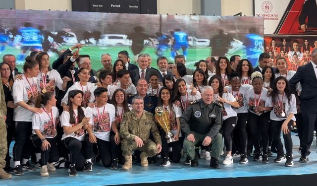 Bakanlar, Yüksekovaspor’un kutlama törenine katıldı