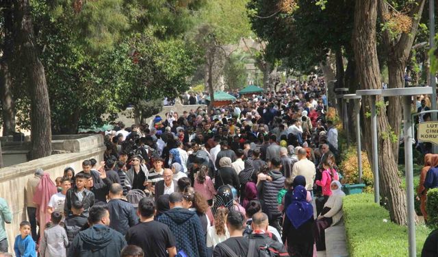 Balıklıgöl bayramın 2’nci gününde ziyaretçi akınına uğradı
