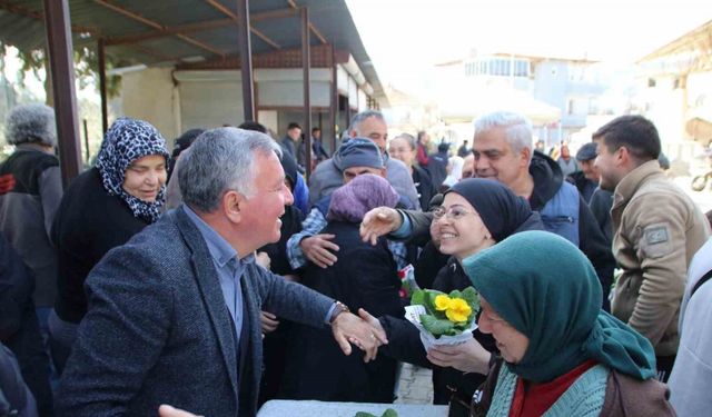 Başkan Kepenek Honazlı kadınlara çiçek takdim etti