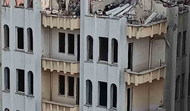 Batman’da depremde ağır hasar alan AFAD binası kontrollü yıkılıyor