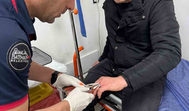 Batman’da parmağa sıkışan yüzüğü itfaiye erleri çıkarttı