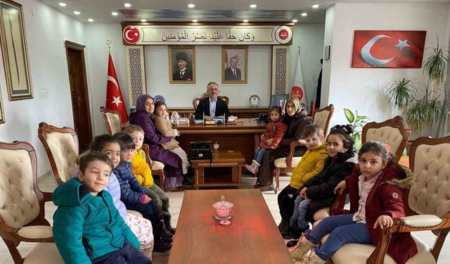 Bayburt’ta minik öğrenciler kumbaralarını iyilik için açtı