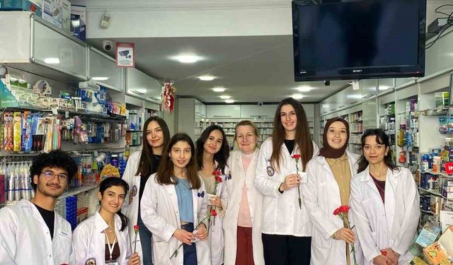 Beyaz üniformalarıyla karanfil dağıttılar