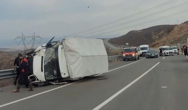 Bingöl’de kamyonetle hafif ticari araç çarpıştı: 5 yaralı