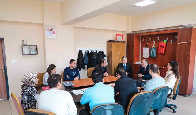 Bitlis İl Milli Eğitim Müdürü Kaya ziyaret ettiği okulda öğrencileri dinledi