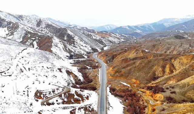 Bitlis’te dağların bir yanı kar, bir yanı bahar