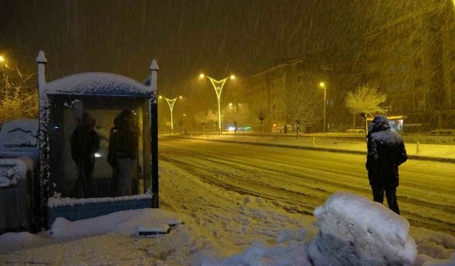 Bitlis’te kar yağışı etkili olmaya devam ediyor