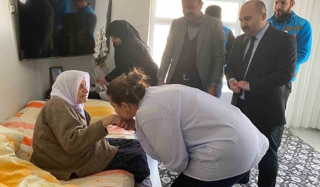 Bitlis’teki asırlık çınara anlamlı ziyaret