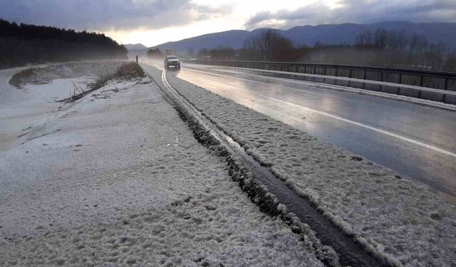 Bolu’da dolu etkili oldu, yollar beyaza büründü