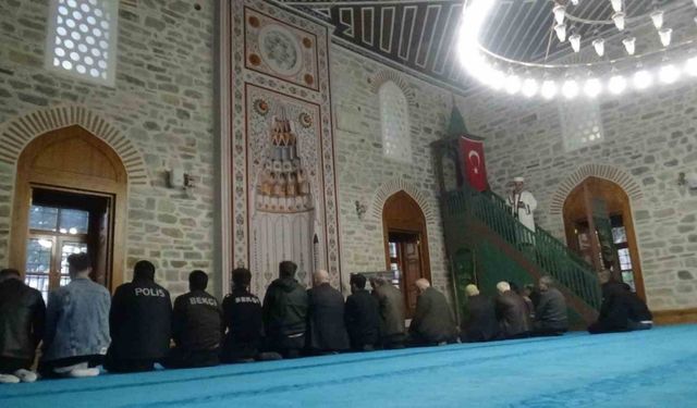 Bolu’da tarihi camide bayramlaşma geleneği