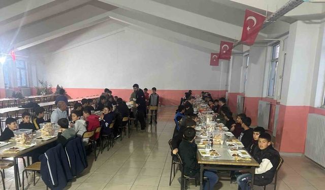 Bulanık Kaymakamı Koşansu öğrencilerle iftar açtı