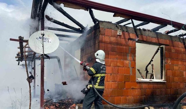 Burdur’da çıkan yangında ev kullanılamaz hale geldi