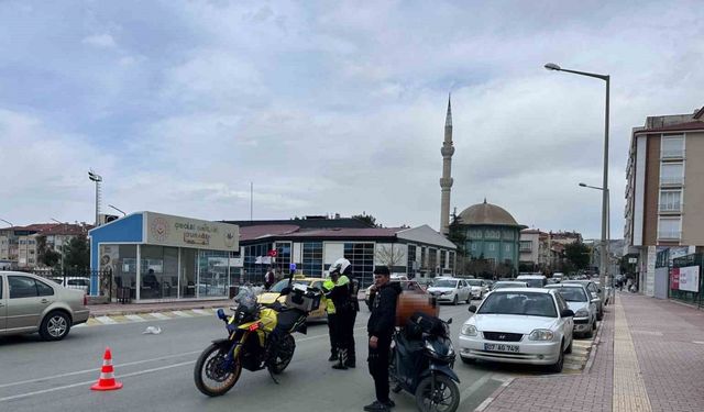 Burdur’da otomobil ile motosikletin çarpıştığı kazada kurye yaralandı