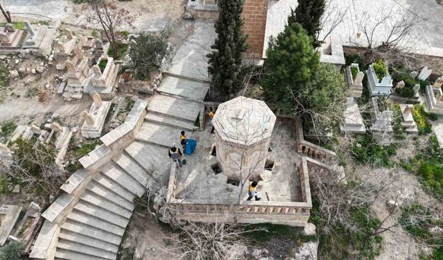 Büyükşehir Belediyesinde bayram öncesi mezarlıklarda temizlik çalışmalarını sürdürüyor